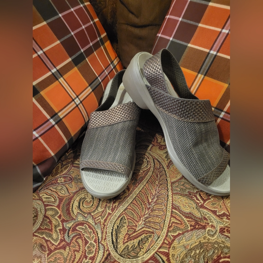 Bzees Brown And Gold Trim Detail Sandals - Size 10 - Like New Condition